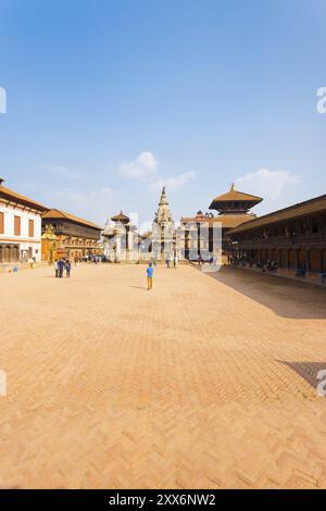 Bhaktapur, Nepal, 31 ottobre 2013: Ampia vista panoramica dei templi e dei palazzi intatti a Bhaktapur Durbar Square in una giornata di sole prima di 2015 Gor Foto Stock