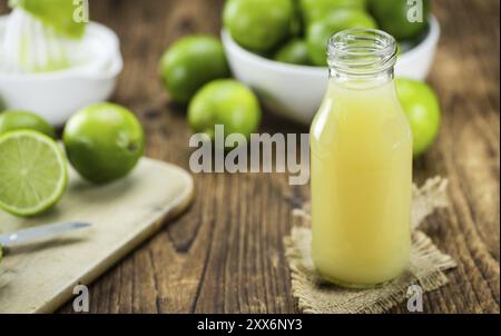 Porzione di succo di lime fresco (primo piano, messa a fuoco selettiva) Foto Stock