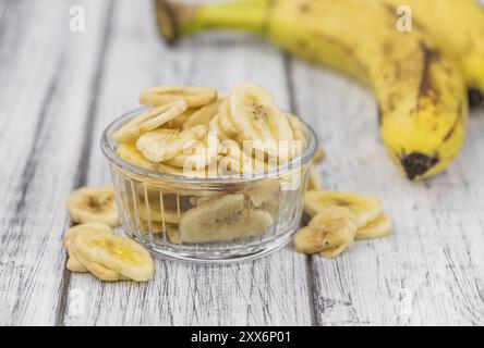 Banane essiccate chip su un sfondo vintage come dettagliato di close-up shot, il fuoco selettivo Foto Stock