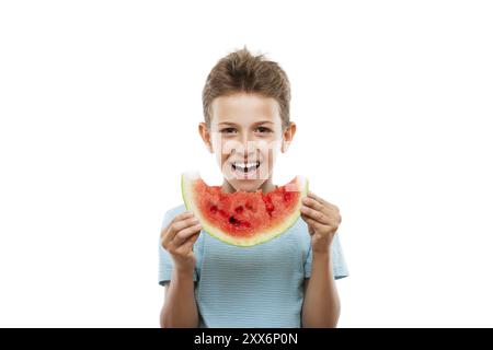 Bel bambino sorridente che tiene a mano l'anguria matura rossa fetta di frutta bianca isolata Foto Stock