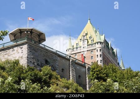 Chateau Frontenac a Quebec City in una giornata nuvolosa. Vista dalla città vecchia inferiore Foto Stock