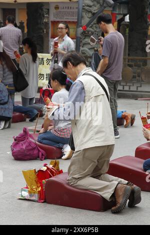 Persone che pregano in un tempio, Hong Kong, Asia Foto Stock