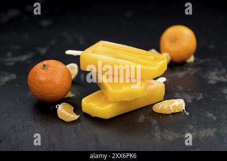 Porzione di papaveri mandarini freschi fatti in casa (primo piano, attenzione selettiva) su un sfondo vintage Foto Stock