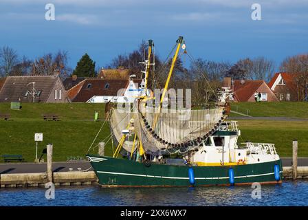 Pescatori di granchio nel porto di Greetsiel Foto Stock