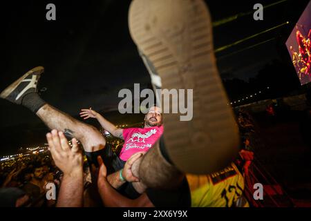 Porto, Portogallo. 22 agosto 2024. Fan del Soufly visti durante il concerto al 2° giorno del festival musicale Vilar de Mouros che si è tenuto tra il 21 e il 24 agosto 2024 nel nord del Portogallo. Credito: SOPA Images Limited/Alamy Live News Foto Stock