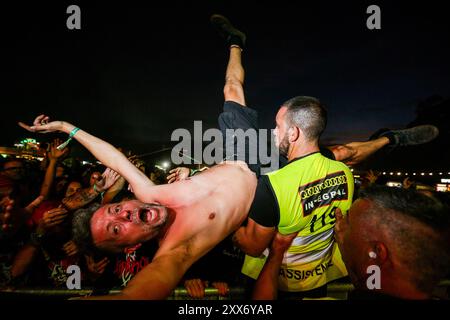 Porto, Portogallo. 22 agosto 2024. Fan del Soufly visti durante il concerto al 2° giorno del festival musicale Vilar de Mouros che si è tenuto tra il 21 e il 24 agosto 2024 nel nord del Portogallo. Credito: SOPA Images Limited/Alamy Live News Foto Stock