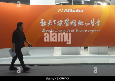HANGZHOU, CINA - 23 NOVEMBRE 2023 - i visitatori visitano lo stand di Alibaba alla Fiera globale del digitale 2023 di Hangzhou, capitale dello Zhejia della Cina orientale Foto Stock
