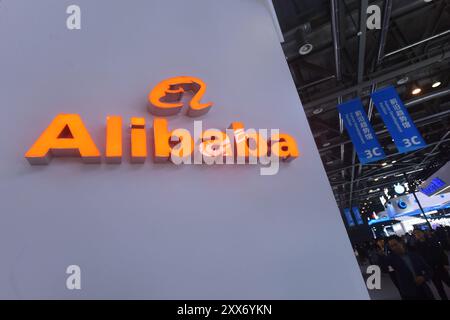 HANGZHOU, CINA - 23 NOVEMBRE 2023 - i visitatori visitano lo stand di Alibaba alla Fiera globale del digitale 2023 di Hangzhou, capitale dello Zhejia della Cina orientale Foto Stock