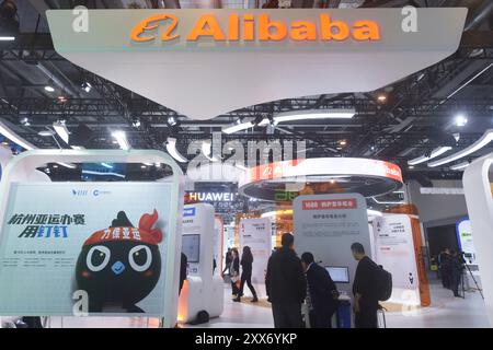 HANGZHOU, CINA - 23 NOVEMBRE 2023 - i visitatori visitano lo stand di Alibaba alla Fiera globale del digitale 2023 di Hangzhou, capitale dello Zhejia della Cina orientale Foto Stock
