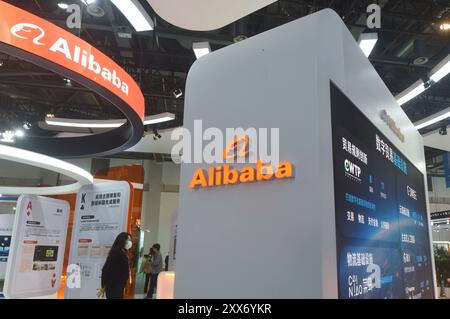 HANGZHOU, CINA - 23 NOVEMBRE 2023 - i visitatori visitano lo stand di Alibaba alla Fiera globale del digitale 2023 di Hangzhou, capitale dello Zhejia della Cina orientale Foto Stock