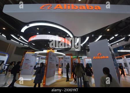 HANGZHOU, CINA - 23 NOVEMBRE 2023 - i visitatori visitano lo stand di Alibaba alla Fiera globale del digitale 2023 di Hangzhou, capitale dello Zhejia della Cina orientale Foto Stock