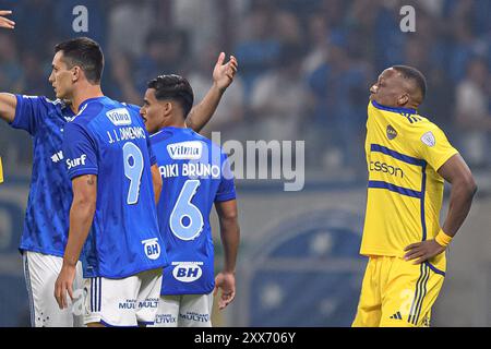 Belo Horizonte, Brasile. 22 agosto 2024. Luis Advíncula del Boca Juniors, riceve il cartellino rosso durante la partita tra Cruzeiro e l'argentino Boca Juniors, per la seconda tappa del 16° turno della Copa CONMEBOL Sudamericana 2024, allo stadio Mineirao, a Belo Horizonte, in Brasile, il 22 agosto. Foto: Gledston Tavares/DiaEsportivo/Alamy Live News crediti: DiaEsportivo/Alamy Live News Foto Stock