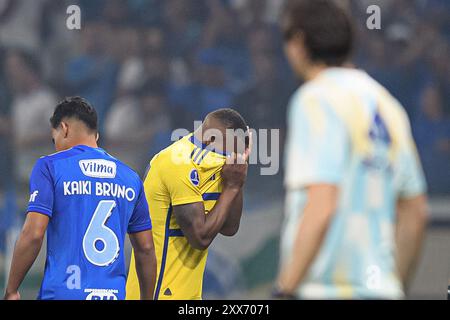 Belo Horizonte, Brasile. 22 agosto 2024. Luis Advíncula del Boca Juniors, riceve il cartellino rosso durante la partita tra Cruzeiro e l'argentino Boca Juniors, per la seconda tappa del 16° turno della Copa CONMEBOL Sudamericana 2024, allo stadio Mineirao, a Belo Horizonte, in Brasile, il 22 agosto. Foto: Gledston Tavares/DiaEsportivo/Alamy Live News crediti: DiaEsportivo/Alamy Live News Foto Stock