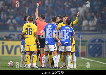 Belo Horizonte, Brasile. 22 agosto 2024. Luis Advíncula del Boca Juniors, riceve il cartellino rosso durante la partita tra Cruzeiro e l'argentino Boca Juniors, per la seconda tappa del 16° turno della Copa CONMEBOL Sudamericana 2024, allo stadio Mineirao, a Belo Horizonte, in Brasile, il 22 agosto. Foto: Gledston Tavares/DiaEsportivo/Alamy Live News crediti: DiaEsportivo/Alamy Live News Foto Stock