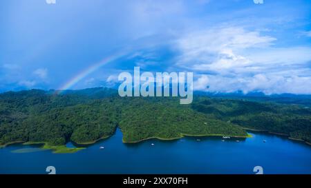 Vista aerea del fiume Kwai e delle case galleggianti nella provincia di Kanchanaburi, Thailandia. Splendida vista dei cottage galleggianti e della foresta verde lungo la strada Foto Stock