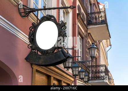 Mockup del cartello del ristorante stile Blacksmith appeso al muro. Firma bianca del punto vendita vuota per Logo o Branding Foto Stock