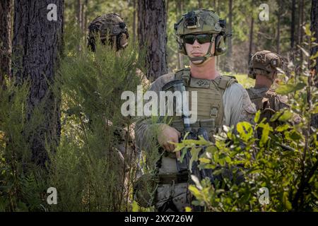 Lucas Mulik, un leader della squadra con 1st Battalion, 6th Marine Regiment, 2d Marine Division, guarda in basso prima di condurre un'esercitazione di fuoco vivo durante un corso tattico di leadership di piccola unità sulla base dei Marine Camp Lejeune, North Carolina, 20 agosto 2024. Il corso ha fornito ai leader delle piccole unità la fiducia, la conoscenza e la capacità di guidare efficacemente i Marines in situazioni di combattimento. (Foto del corpo dei Marines degli Stati Uniti di Lance Cpl. Alexandria Serrano) Foto Stock