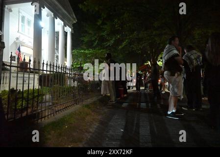 Raleigh, NC, USA, 22 agosto 2024; circa quaranta manifestanti hanno segni, bandiere d'onda e slogan anti-guerra e anti-Democratici del Partito sulla guerra Israele-Hamas a Gaza. La protesta si è verificata al di fuori del quartier generale del Partito Democratico della Carolina del Nord a Raleigh durante l'ultima notte della Convenzione Nazionale Democratica. Credit D Guest Smith / Alamy Live News Foto Stock