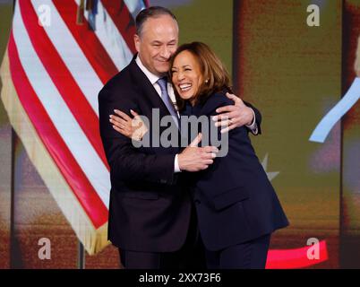 Chicago, Stati Uniti. 22 agosto 2024. Il candidato democratico alla presidenza, il vicepresidente Kamala Harris e il secondo gentiluomo Doug Emhoff abbracciano dopo che Harris ha tenuto il suo discorso di accettazione alla Convention nazionale democratica del 2024 allo United Center di Chicago, Illinois, giovedì 22 agosto 2024. Il tema dell'ultimo giorno è "per il nostro futuro”. Foto di Tannen Maury/UPI credito: UPI/Alamy Live News Foto Stock