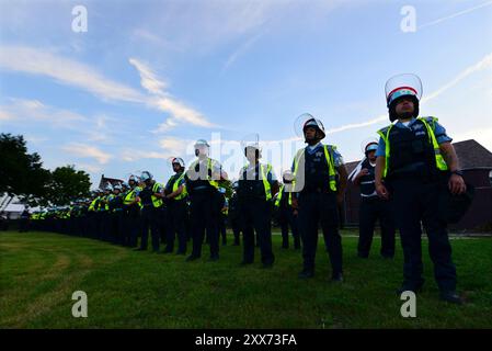 Chicago, Stati Uniti. 22 agosto 2024. La polizia di Chicago si riunì durante la Convention Nazionale Democratica del 2024 a Chicago, Illinois, giovedì 22 agosto 2024. Foto di Paul Beaty/UPI credito: UPI/Alamy Live News Foto Stock