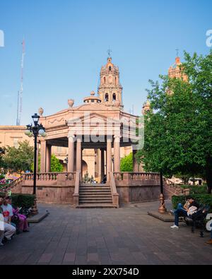 08 22 2024 San luis potosi san luis potosi chiosco dei musicisti nella piazza centrale di San Luis Potosí con la cattedrale sullo sfondo in estate Foto Stock