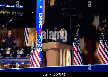 Chicago, Stati Uniti. 22 agosto 2024. La vicepresidente e candidata alla presidenza democratica DEGLI STATI UNITI Kamala Harris tiene il suo discorso di accettazione alla Convention nazionale democratica di Chicago, Illinois, il 22 agosto 2024. Foto di Yuri Gripas/ABACAPRESS. COM credito: Abaca Press/Alamy Live News Foto Stock