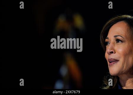 Chicago, Stati Uniti. 22 agosto 2024. La vicepresidente e candidata alla presidenza democratica DEGLI STATI UNITI Kamala Harris tiene il suo discorso di accettazione alla Convention nazionale democratica di Chicago, Illinois, il 22 agosto 2024. Foto di Yuri Gripas/ABACAPRESS. COM credito: Abaca Press/Alamy Live News Foto Stock