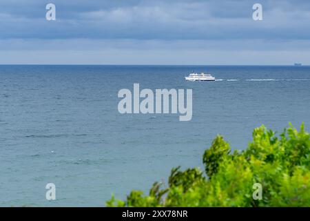 Foto di un traghetto tradizionale lontano da Clay Head Preserve, Block Island, Rhode Island, Stati Uniti. Agosto 2024. Foto Stock