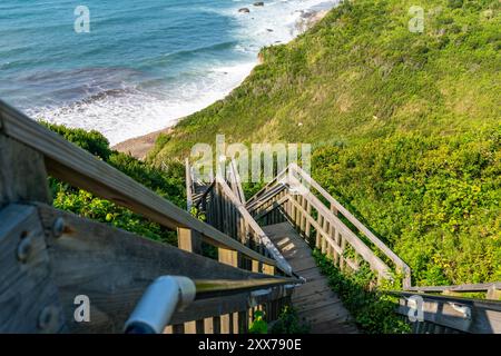 Scala in legno che conduce alla spiaggia di Mohegan Bluffs, Block Island, Rhode Island, USA. Agosto 2024. Foto Stock