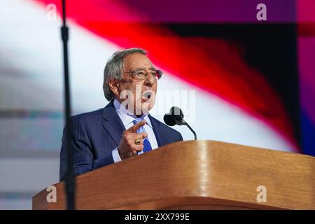 Chicago, Stati Uniti. 22 agosto 2024. L'ex segretario alla difesa Leon Panetta tiene un discorso sul palco durante il quarto giorno della Convention Nazionale Democratica del 2024 tenutasi allo United Center di Chicago, Illinois, il 22 agosto 2024. (Foto di Nathan Howard/Sipa USA) credito: SIPA USA/Alamy Live News Foto Stock