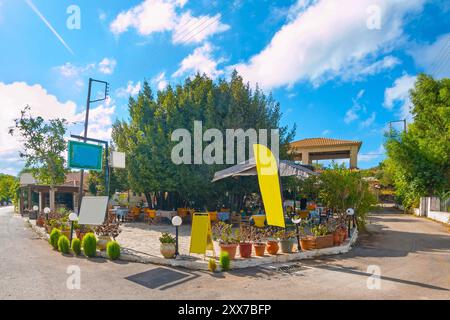 Grecia. Vista aerea della bellissima Porto Vromi con molte barche da diporto fisher e turistiche nella baia blu. Zante - isola di Zante. Foto Stock