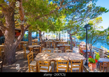 Zante, Grecia - 03.09.2022: Romantica terrazza in un ristorante a Zante (Isole Ionie, Kampi, Grecia) Foto Stock