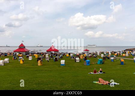CUXHAVEN, GERMANIA - 15 AGOSTO 2024: Baia di Grimmershörner a Cuxhaven sul Mare del Nord con spiaggia balneabile Foto Stock