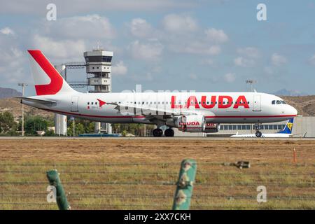 Aeroporto di Alicante, El Altet. Airbus A320 aereo di linea della compagnia aerea low-cost Lauda. Foto Stock