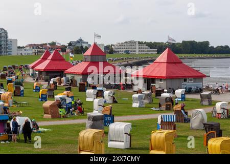 CUXHAVEN, GERMANIA - 15 AGOSTO 2024: Baia di Grimmershörner a Cuxhaven sul Mare del Nord con spiaggia balneabile Foto Stock