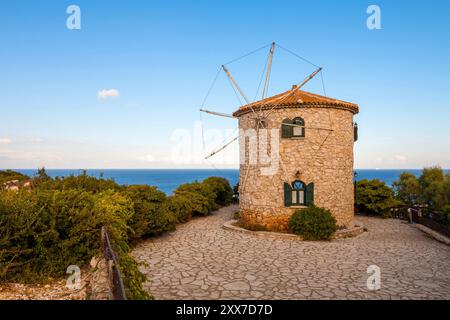 Antico mulino a vento ad Agios Nikolaos vicino alle grotte blu nell'isola di Zante (Zante), in Grecia. Foto Stock