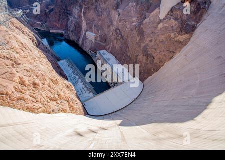 Nel giugno 2015, il livello dell'acqua nel lago Mead era così basso che a malapena raggiungeva le aperture più basse delle torri di aspirazione della diga di Hoover. La rivista aveva solo il 37% della capacità totale. E si trovava solo 15 centimetri sopra il livello critico di 330 metri, secondo AP. La California, il Nevada e l'Arizona soffrono tutti di aquifici impoveriti e di decenni di siccità. Le recenti piogge in California non sono state sufficienti per rifornire gli acquiferi. Foto Stock