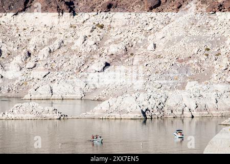 Nel giugno 2015, il livello dell'acqua nel lago Mead era così basso che a malapena raggiungeva le aperture più basse delle torri di aspirazione della diga di Hoover. La rivista aveva solo il 37% della capacità totale. E si trovava solo 15 centimetri sopra il livello critico di 330 metri, secondo AP. La California, il Nevada e l'Arizona soffrono tutti di aquifici impoveriti e di decenni di siccità. Le recenti piogge in California non sono state sufficienti per rifornire gli acquiferi. Foto Stock