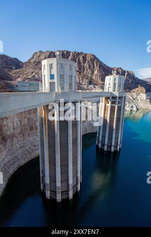 Nel giugno 2015, il livello dell'acqua nel lago Mead era così basso che a malapena raggiungeva le aperture più basse delle torri di aspirazione della diga di Hoover. La rivista aveva solo il 37% della capacità totale. E si trovava solo 15 centimetri sopra il livello critico di 330 metri, secondo AP. La California, il Nevada e l'Arizona soffrono tutti di aquifici impoveriti e di decenni di siccità. Le recenti piogge in California non sono state sufficienti per rifornire gli acquiferi. Foto Stock