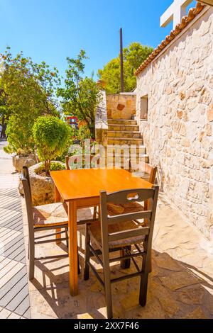 Zante, Grecia - 03.09.2022: Romantica terrazza in un ristorante a Zante (Isole Ionie, Kampi, Grecia) Foto Stock