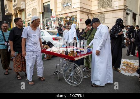 La Mecca, Arabia Saudita - 12 giugno 2024: Persone che vendono molti prodotti di fronte all'hotel a Mecca, Arabia Saudita durante la stagione hajj. Foto Stock