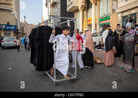 La Mecca, Arabia Saudita - 12 giugno 2024: Persone che vendono molti prodotti di fronte all'hotel a Mecca, Arabia Saudita durante la stagione hajj. Foto Stock