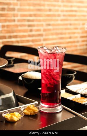 Sciroppo rosso freddo in alto bicchiere, bevanda fresca estiva Foto Stock