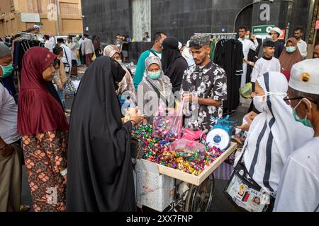 La Mecca, Arabia Saudita - 12 giugno 2024: Persone che vendono molti prodotti di fronte all'hotel a Mecca, Arabia Saudita durante la stagione hajj. Foto Stock