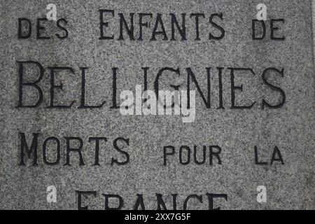 BELLIGNIES, FRANCIA, MONUMENTO AUX MORTS. Foto Stock