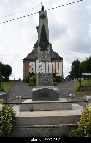 BELLIGNIES, FRANCIA, MONUMENTO AUX MORTS. Foto Stock