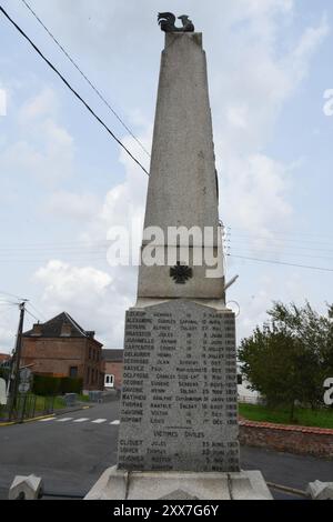 BELLIGNIES, FRANCIA, MONUMENTO AUX MORTS. Foto Stock