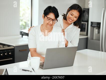 Figlia, madre matura e tipizzazione su un notebook per aiutare con la pianificazione finanziaria, il budget o l'assicurazione. Risparmi, genitori e adulti felici sul computer per Foto Stock