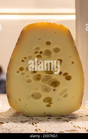 Fetta di formaggio olandese in vendita su cotone fatto a mano. Foto Stock