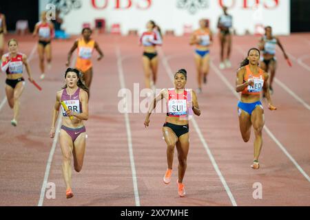 Losanna, Svizzera. 22 agosto 2024. Losanna, Svizzera, 22 agosto 2024: Amy Hunt (GBR, L) e Mujinga Kambundji (sui) gareggiano durante la staffetta 4x100 m durante il Wanda Diamond League Meeting Athletissima Losanna 2024 allo Stade Olympique de la Pontaise di Losanna, Svizzera. (Daniela Porcelli/SPP) credito: SPP Sport Press Photo. /Alamy Live News Foto Stock